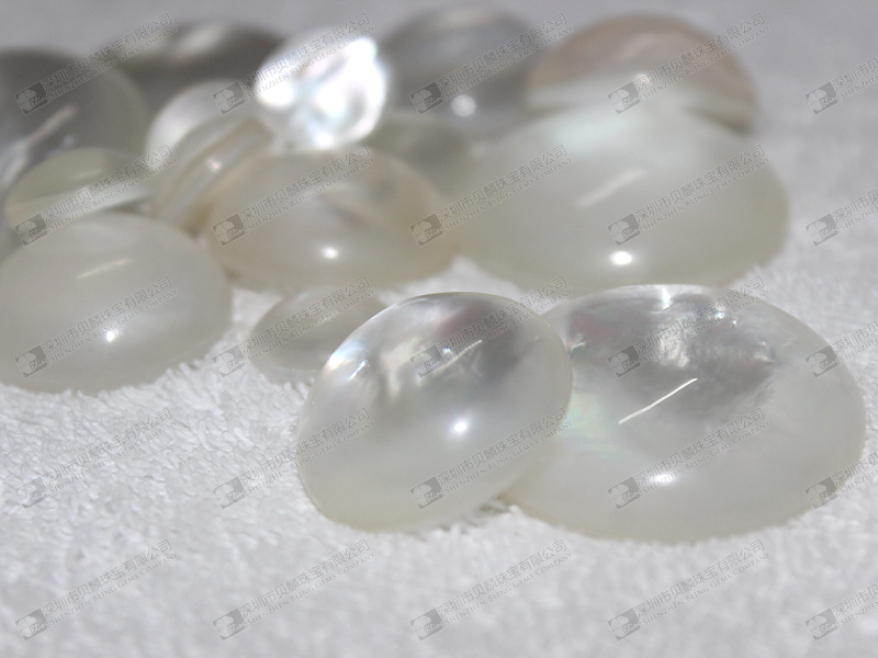 White MOP and smooth crystal quartz doublets,round doublets,mix sizes 白貝光身雙層石