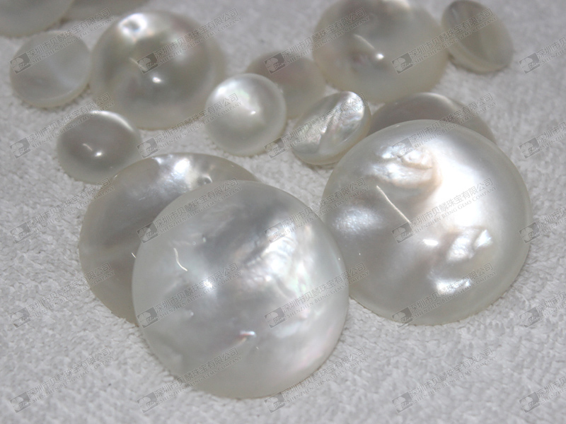 White MOP and smooth crystal quartz doublets,round doublets,mix sizes 白貝光身雙層石